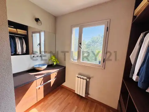 Casa 6 ambientes con 4 baños