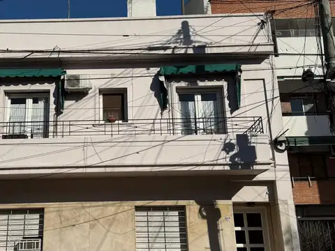 Amplio PH en Planta Alta de 4 Amb. Exc. Ubicacion con terraza propia