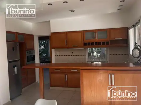 Casa 9 ambientes con 3 baños