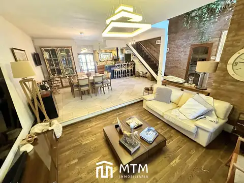 Casa en Venta con 2 cocheras