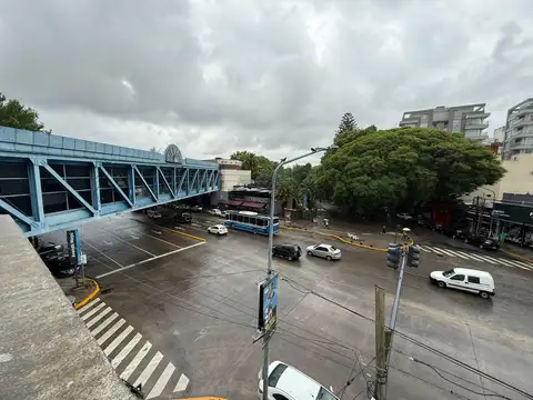 Local en esquina con mas de 22mts sobra la Av