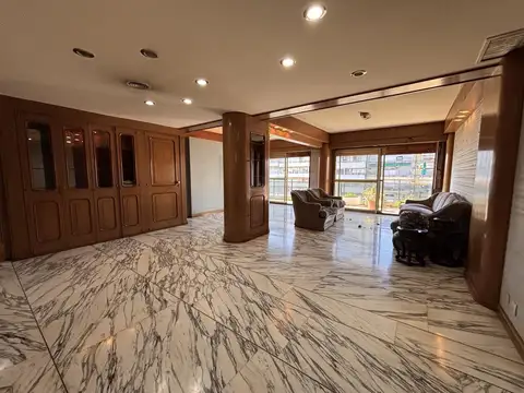 Frente a Blvd. Oroño - Piso exclusivo - Cochera baulera