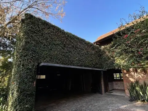 Casa en Venta con 4 cocheras