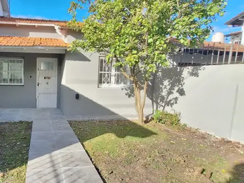 Venta Casa 3 ambientes con dependencia Garaje y Quincho. Parque Luro