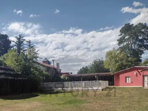 Casa en Venta con 3 cocheras