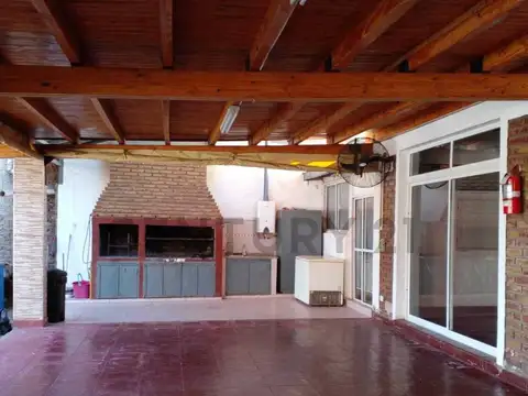 Casa 4 ambientes con 5 baños