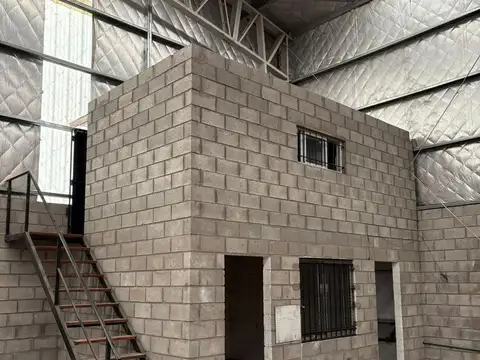 Galpón en Francisco Alvarez a media cuadra de Acceso Oeste