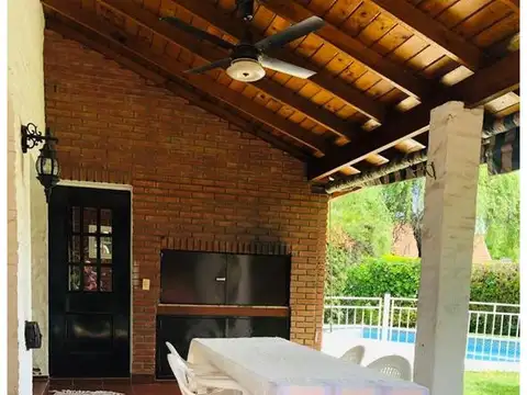 Chalet:3 dormitorios-2 baños-Quincho cerrado-Galeria- Piscina climatizada.- Parcialmente reciclada