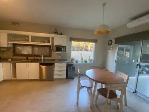 Casa en Alquiler con 2 cocheras