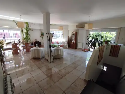 VENTA CASA DE 4 AMBIENTES CON DEPENDENCIA, COCHERA Y TERRAZA EN VILLA URQUIZA