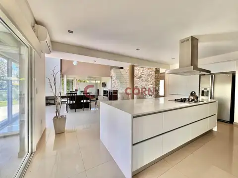 Casa 6 ambientes con 4 baños