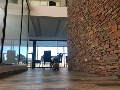 Casa en Alquiler con 4 cocheras