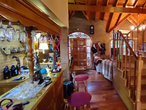 CHALET CON PILETA Y HERMOSO FONDO