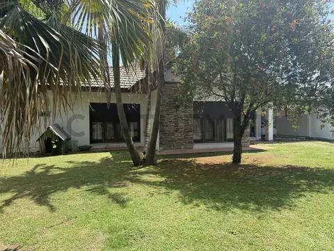 Venta de casa y gran lote | calle 508 e/ 20 y 21 | Gonnet - La plata