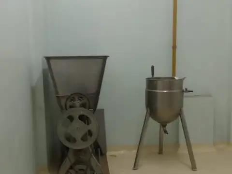 Galpón gastronomico con Camara frigorifica en Caseros 