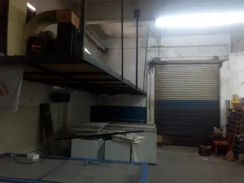 GALPÓN DE 180 M² CUBIERTO Y 35 M² DESCUBIERTO CON DOBLE INGRESO