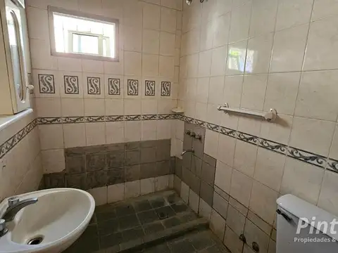 Casa 8 ambientes con 2 baños