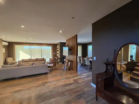 Casa en Alquiler con 1 cochera