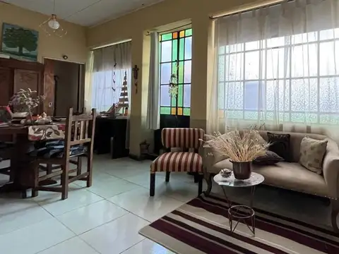 Casa 3 dormitorios en amplio lote
