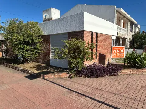 Apta crédito Barrio Jardín Casa 2 dormitorios con cochera