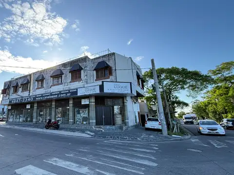 Amplio local en esquina, 40 m de vidriera. 300 m² cubiertos. Excelente ubicación