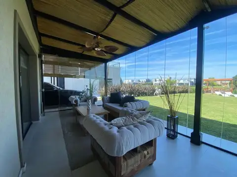 Casa en Venta con 7 cocheras