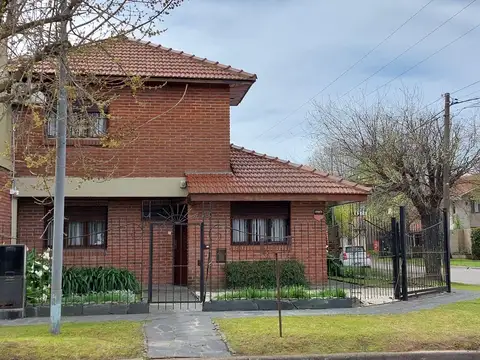 Alquiler  PH tipo casa 4 ambientes espacio cochera