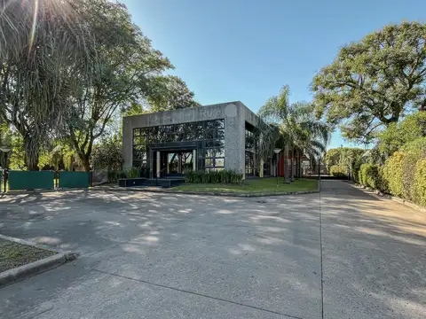 Oficinas mas galpón industrial con gran espacio de estacionamiento.