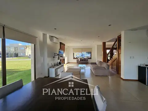 Casa 6 ambientes con 5 baños