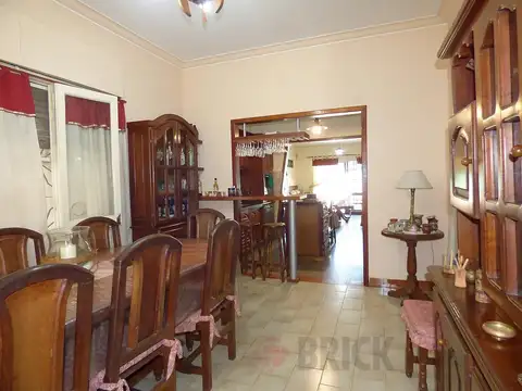Casa 6 ambientes con 2 baños