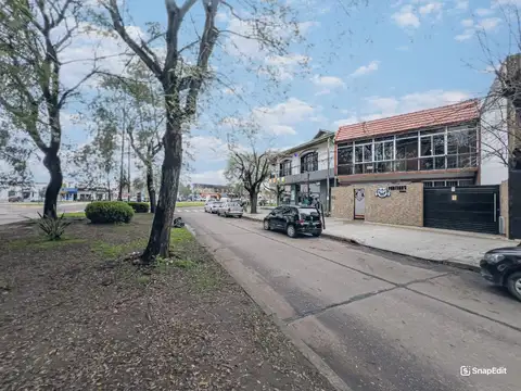 Casa de tres dormitorios y local con pileta en Av. Arana y Centenario  VILLA ELISA