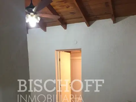 CASA 3 AMBIENTES, LAVADERO, COCHERA CUBIERTA. AMPLIO JARDÍN.