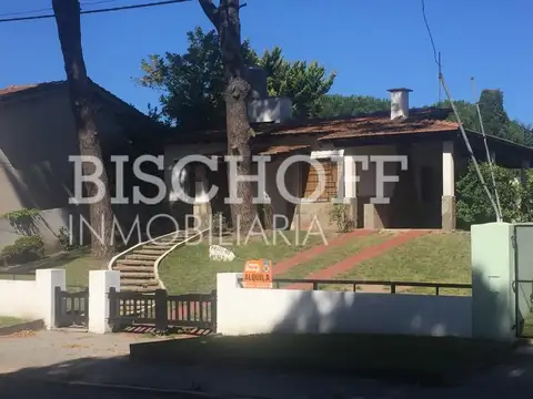 CASA 3 AMBIENTES, LAVADERO, COCHERA CUBIERTA. AMPLIO JARDÍN.