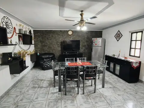 :  VENTA CASA EN JOSE LEON SUAREZ DE 3 AMBIENTES CON COCHERA, QUINCHO Y JARDÍN