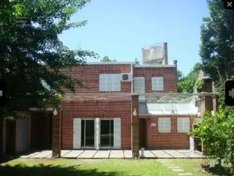 Casa en dos plantas con pileta y jardín – City Bell centro verde