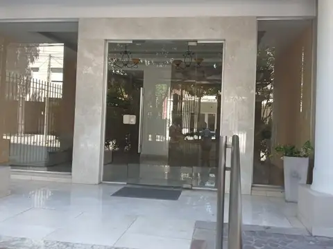 Hermoso departamento 3 ambientes " A ESTRENAR" 1* piso con patio.-