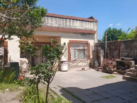 VENTA EN BLOQUE CASA DE 4 AMBIENTES Y DEPTO MONOAMBIENTE CASTELAR SUR C/COCHERA