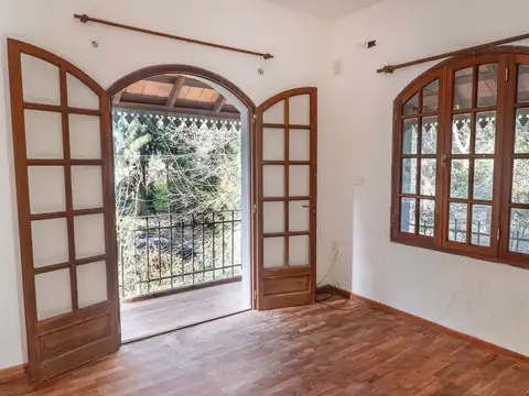 Casa 6 ambientes con 2 baños