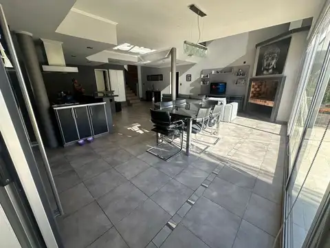 Casa 6 ambientes con 2 baños