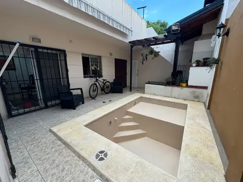 VENTA/PERMUTA - CASA 4 DORMITORIOS CON PILETA Y COCHERA