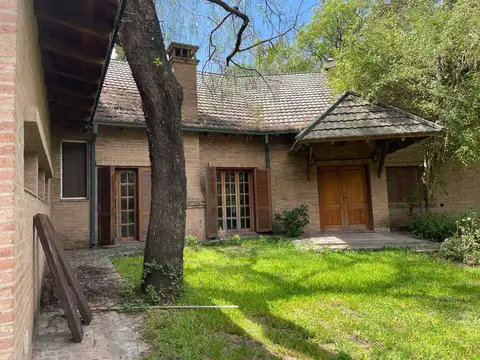 Casa 8 ambientes con 4 baños