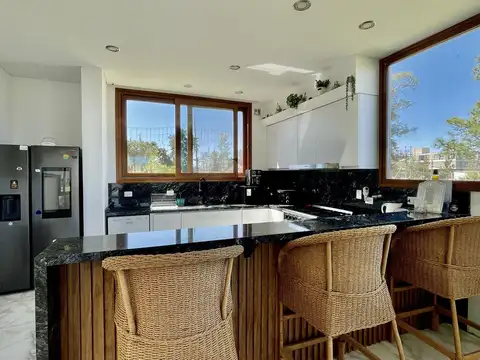 Casa en Venta con 4 cocheras