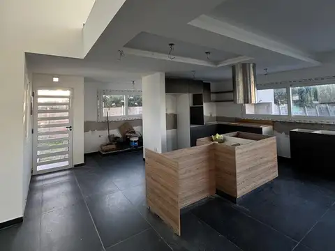 Casa 4 ambientes con 4 baños