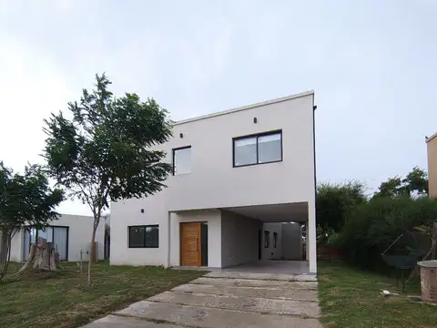 Hermosa casa a estrenar de 4 ambientes en 2 plantas