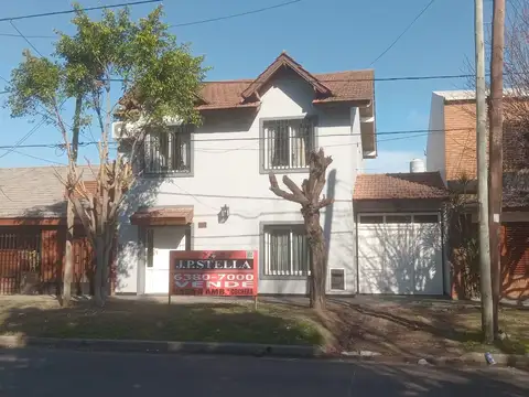 Casa 4 ambientes 200 m² c/ garaje 2 autos - Ramos Mejia