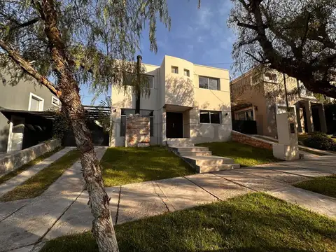 Century21 López Chacras VENDE casa en B° Dalvian 3 dorm