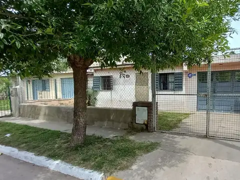 VENTA CASA CON DEPOSITO B LOS ALAMOS 2 DORMITORIOS