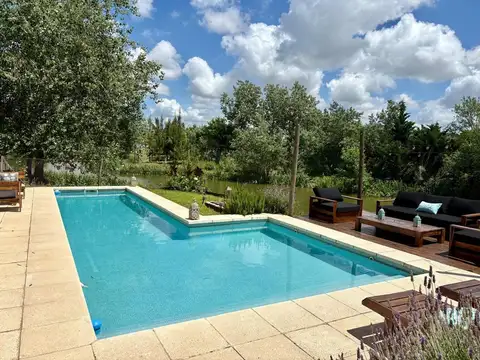 Casa en Alquiler con 2 cocheras