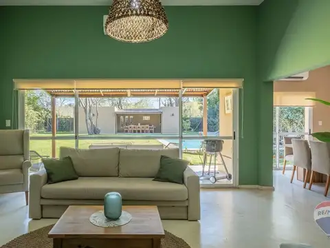 Casa en Alquiler con 2 cocheras