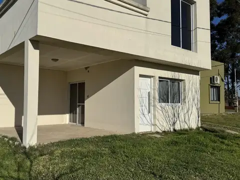 Casa 3 ambientes con 2 baños